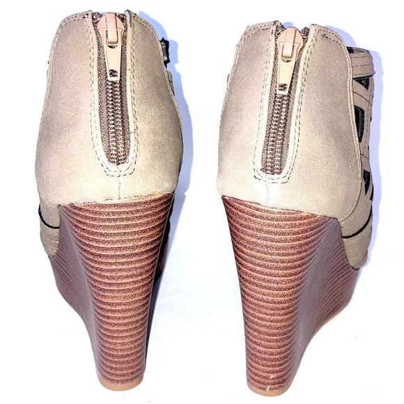 Dollhouse Kendrick Tan Suede Platform Cutout Wedge Heels Size 8M - Picture 5 of 9